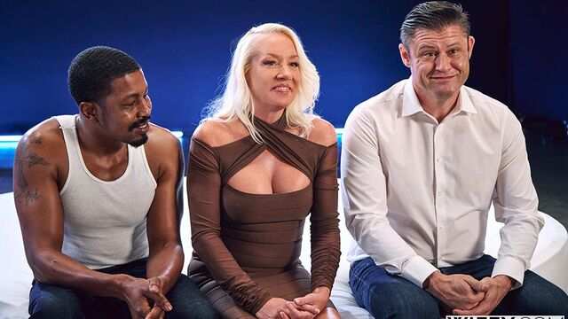 Шикарная мамочка с большой жопой трахается с негром на глазах у мужа